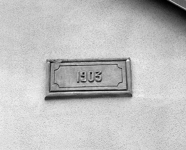 Cartouche sous le pignon de la conciergerie. © Yves Sancey / Région Bourgogne-Franche-Comté, Inventaire du patrimoine - 2000