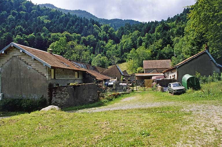 Vue d'ensemble depuis l'est. © Yves Sancey / Région Bourgogne-Franche-Comté, Inventaire du patrimoine - 2000