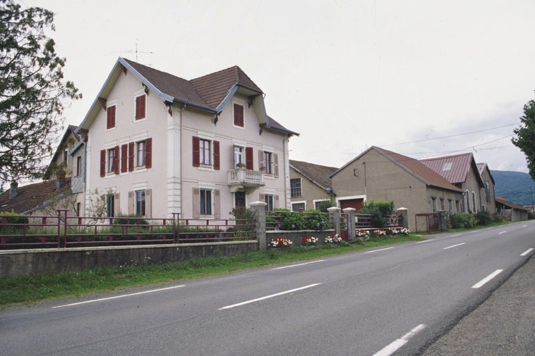 Vue d'ensemble depuis l'est. Logement patronal au premier plan. © Yves Sancey / Région Bourgogne-Franche-Comté, Inventaire du patrimoine - 2000