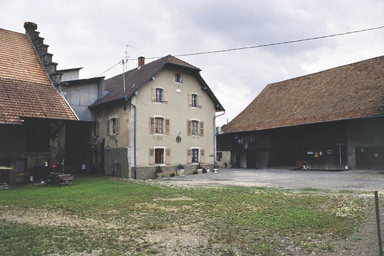 Parties agricoles et mur-pignon du logement depuis la cour. © Yves Sancey / Région Bourgogne-Franche-Comté, Inventaire du patrimoine - 2000