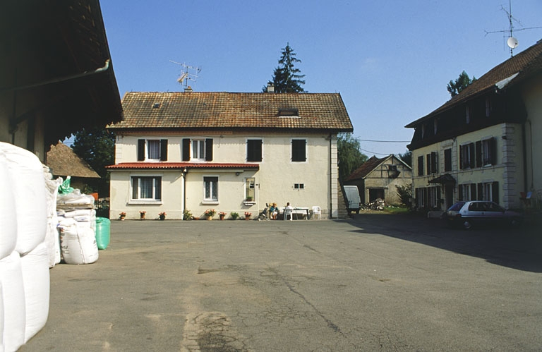 Logements depuis la cour. © Yves Sancey / Région Bourgogne-Franche-Comté, Inventaire du patrimoine - 2000