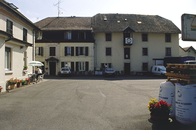 Façade du logement et de l'atelier de fabrication. © Yves Sancey / Région Bourgogne-Franche-Comté, Inventaire du patrimoine - 2000