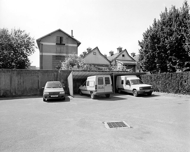 Pignons ouest de la chaufferie et de l'atelier de fabrication. © Yves Sancey / Région Bourgogne-Franche-Comté, Inventaire du patrimoine - 2000
