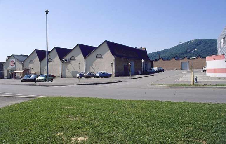 Pignons est d'ateliers (?) couverts de sheds. © Yves Sancey / Région Bourgogne-Franche-Comté, Inventaire du patrimoine - 2000