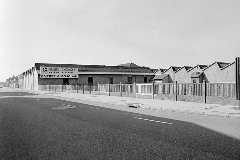 Vue d'ensemble des ateliers de tissage depuis le nord de l'avenue Jean Jaurès. © Yves Sancey / Région Bourgogne-Franche-Comté, Inventaire du patrimoine - 2000