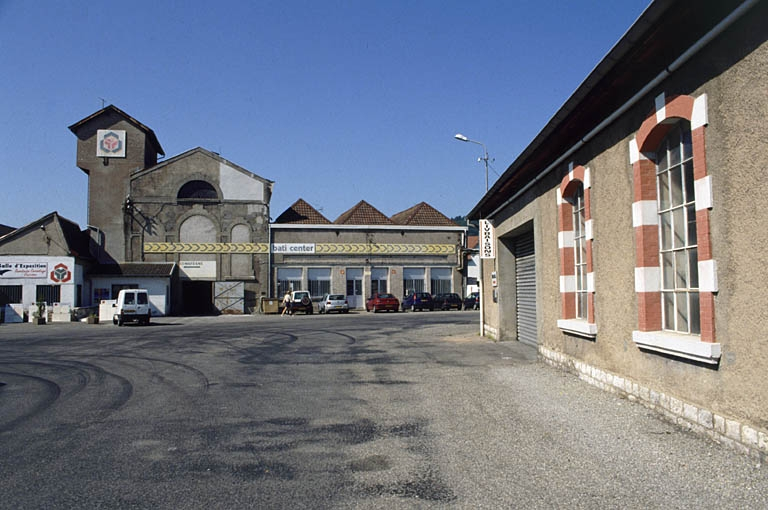 Vue des bâtiments de la filature depuis l'entrée (salle des machines ?). © Yves Sancey / Région Bourgogne-Franche-Comté, Inventaire du patrimoine - 2000