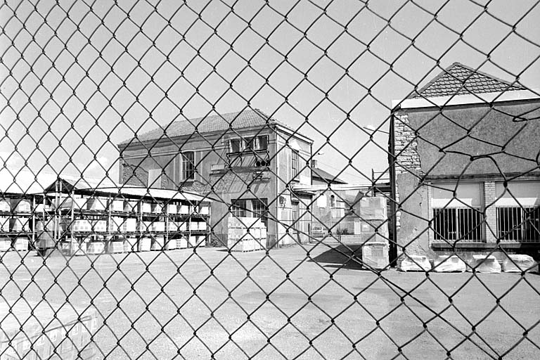 Transformateur électrique (?) vu au travers du grillage depuis la rue du Salbert. © Yves Sancey / Région Bourgogne-Franche-Comté, Inventaire du patrimoine - 2000