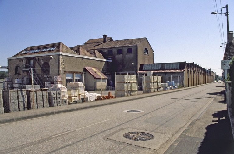 Salle des machines et ateliers de fabrication de la filature depuis la rue du Salbert. © Yves Sancey / Région Bourgogne-Franche-Comté, Inventaire du patrimoine - 2000