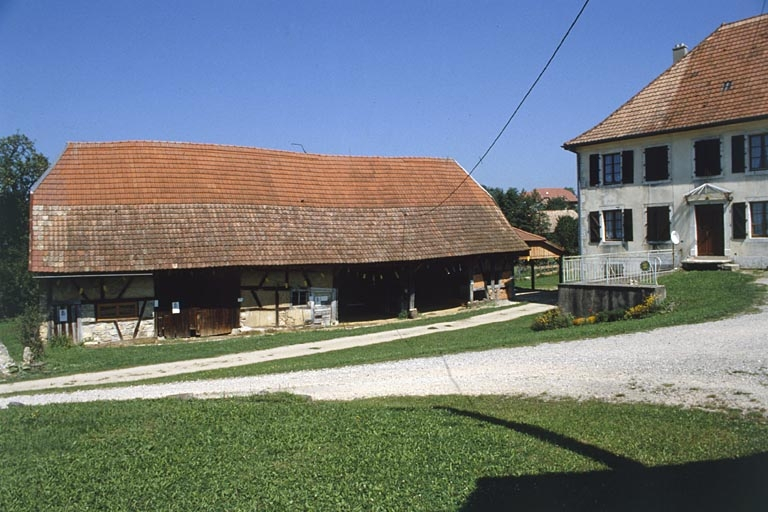 Remise, grange et écurie depuis le sud. © Yves Sancey / Région Bourgogne-Franche-Comté, Inventaire du patrimoine - 2000