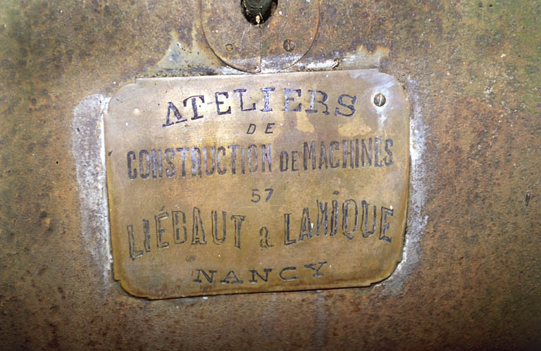 Plaque de constructeur de la machine à vapeur. © Yves Sancey / Région Bourgogne-Franche-Comté, Inventaire du patrimoine - 2000