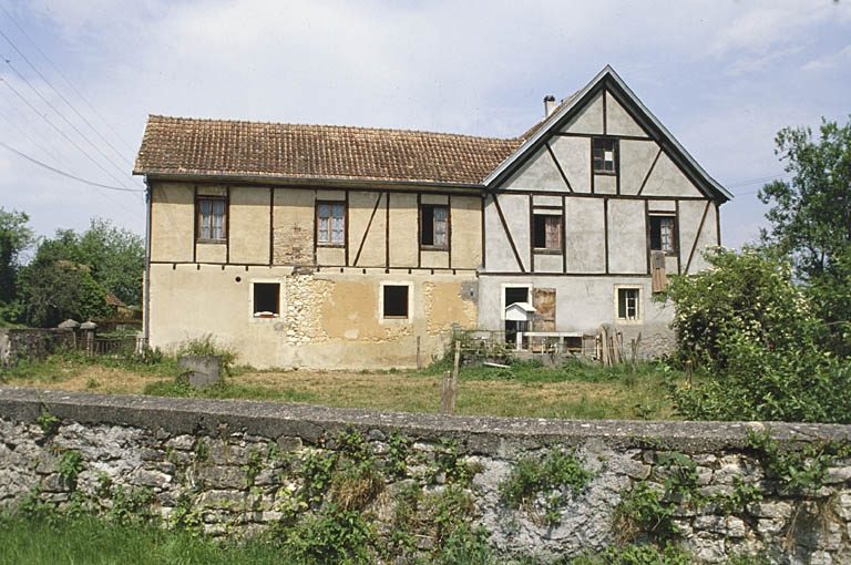 Façade est du logement et pignon de l'atelier de fabrication. © Yves Sancey / Région Bourgogne-Franche-Comté, Inventaire du patrimoine - 2000