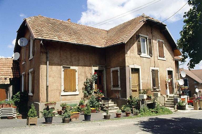 Maison ouvrière à 4 logements (1921). © Yves Sancey / Région Bourgogne-Franche-Comté, Inventaire du patrimoine - 2000