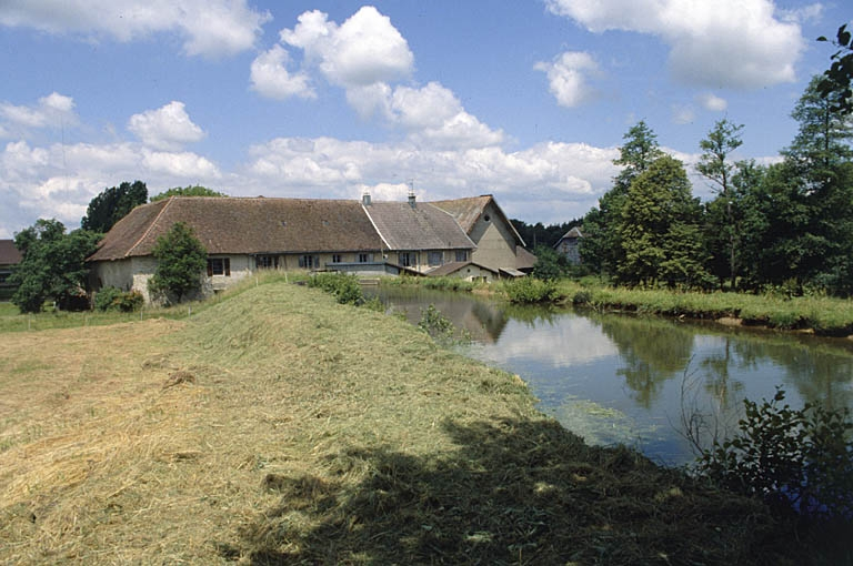 Vue d'ensemble depuis le sud-est. © Yves Sancey / Région Bourgogne-Franche-Comté, Inventaire du patrimoine - 2000
