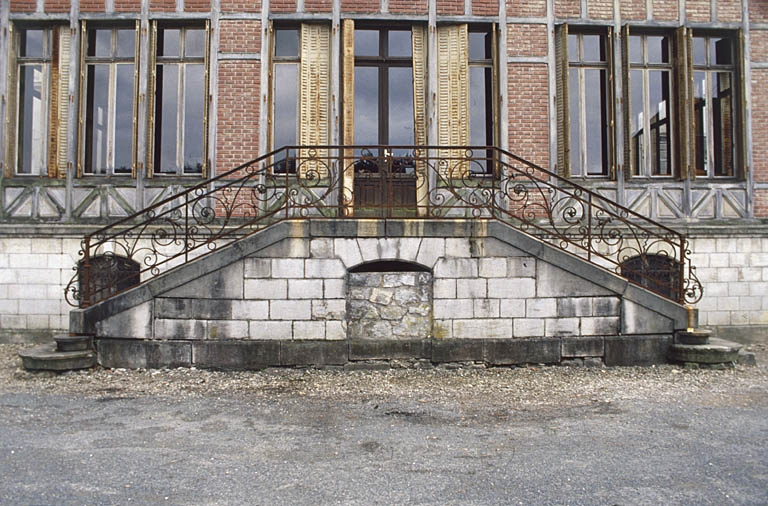 Escalier sur la façade postérieure. © Yves Sancey / Région Bourgogne-Franche-Comté, Inventaire du patrimoine - 2000