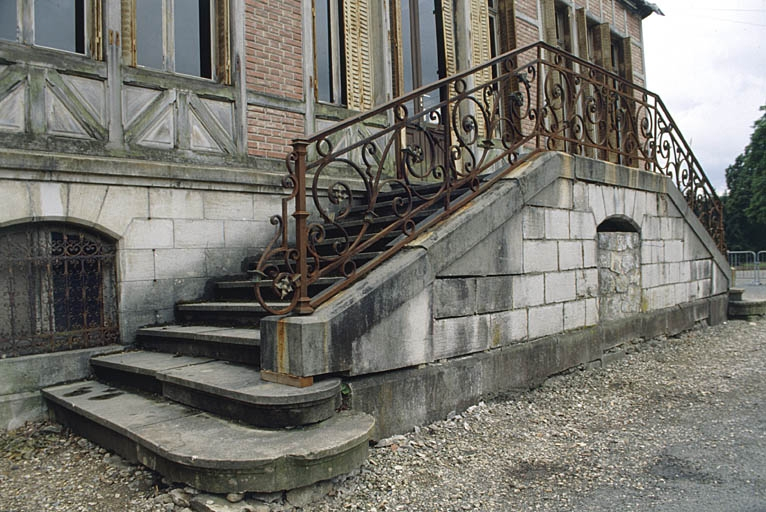 Détail de l'escalier de la façade postérieure. © Yves Sancey / Région Bourgogne-Franche-Comté, Inventaire du patrimoine - 2000