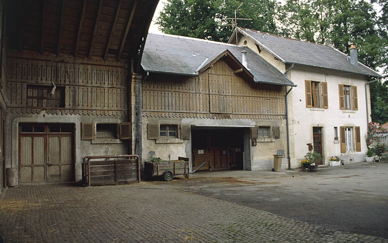 Aile ouest des écuries. © Yves Sancey / Région Bourgogne-Franche-Comté, Inventaire du patrimoine - 2000