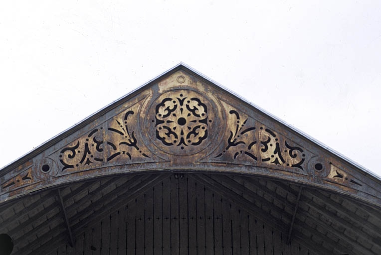 Les écuries : détail du pignon de l'auvent. © Yves Sancey / Région Bourgogne-Franche-Comté, Inventaire du patrimoine - 2000