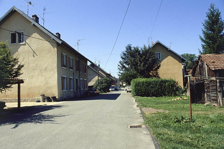 Vue d'ensemble depuis l'est. © Yves Sancey / Région Bourgogne-Franche-Comté, Inventaire du patrimoine - 2000
