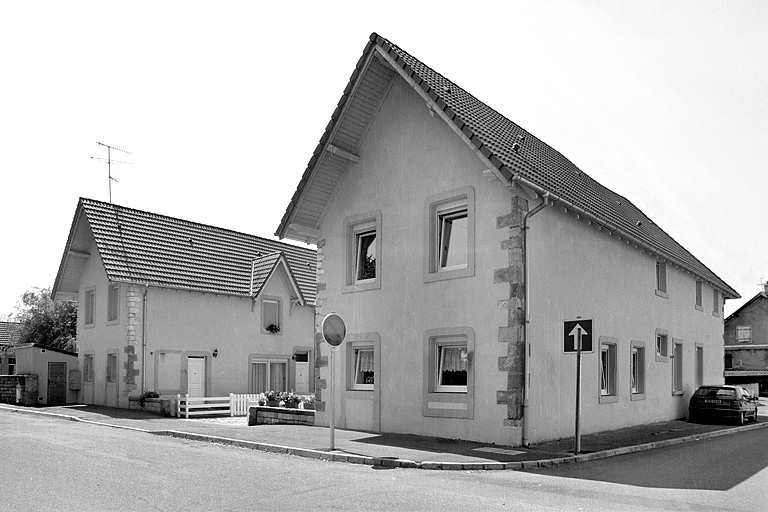 Logements ouvriers en U sur l'avenue des Forges. © Yves Sancey / Région Bourgogne-Franche-Comté, Inventaire du patrimoine - 2000 Logements ouvriers en U sur l'avenue des Forges. © Yves Sancey / Région Bourgogne-Franche-Comté, Inventaire du patrimoine - 2000