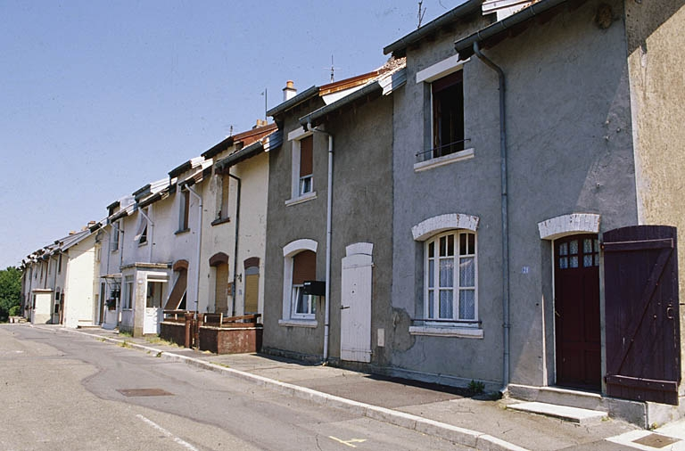 Rue d'une cité ouvrière. © Yves Sancey / Région Bourgogne-Franche-Comté, Inventaire du patrimoine - 2000 Rue d'une cité ouvrière. © Yves Sancey / Région Bourgogne-Franche-Comté, Inventaire du patrimoine - 2000