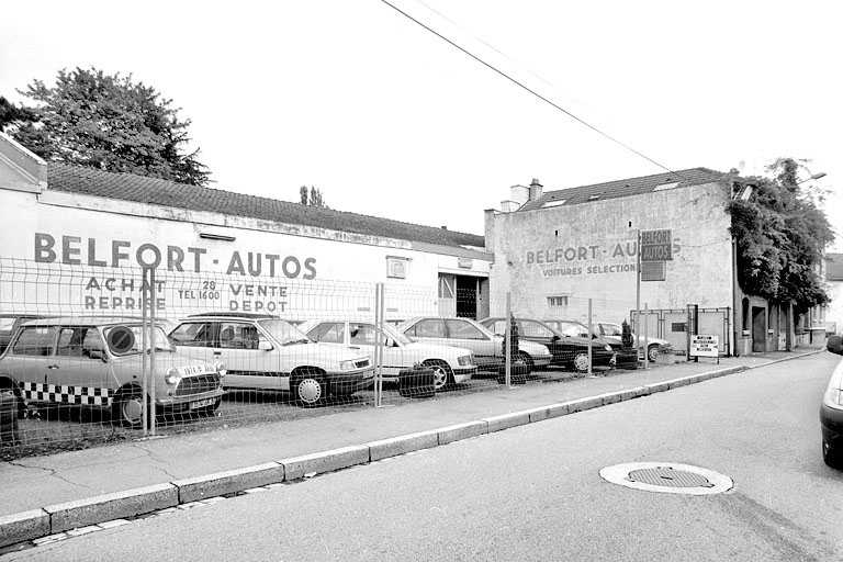 Vue depuis le sud-ouest. Le plan de 1912 mentionne l'existence (ou le projet de construction) de l'atelier à l'emplacement du parc de stationnement. © Yves Sancey / Région Bourgogne-Franche-Comté, Inventaire du patrimoine - 2000