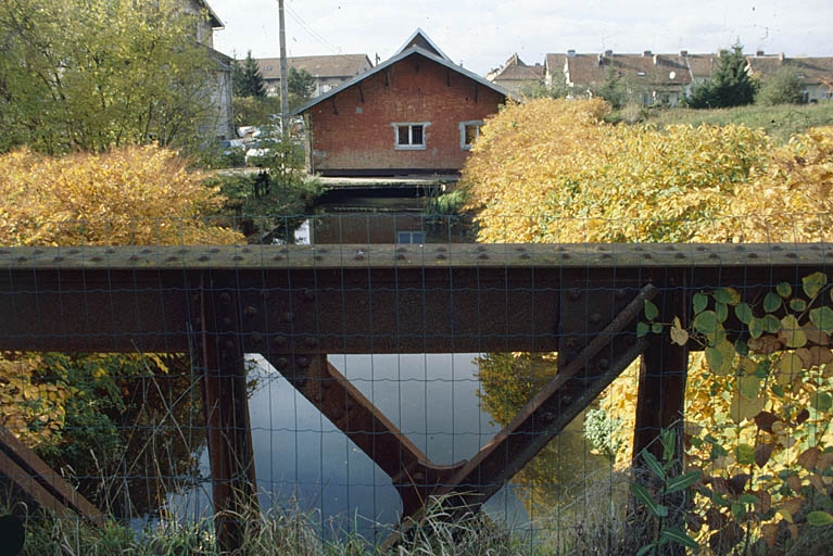 Passerelle sur le canal d'amenée. © Yves Sancey / Région Bourgogne-Franche-Comté, Inventaire du patrimoine - 2000 Passerelle sur le canal d'amenée. © Yves Sancey / Région Bourgogne-Franche-Comté, Inventaire du patrimoine - 2000