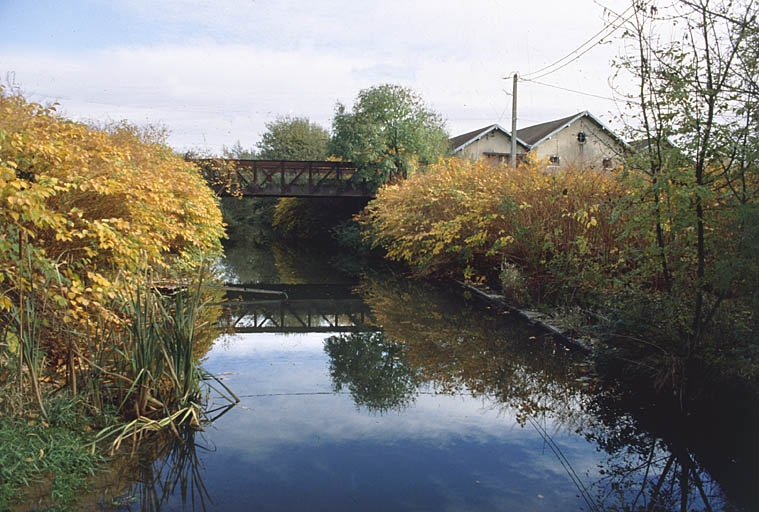 Canal d'amenée depuis l'aval. © Yves Sancey / Région Bourgogne-Franche-Comté, Inventaire du patrimoine - 2000 Canal d'amenée depuis l'aval. © Yves Sancey / Région Bourgogne-Franche-Comté, Inventaire du patrimoine - 2000