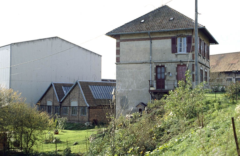 Logement dépendant de la ferme (?). On aperçoit au second plan les bâtiments des forges. © Yves Sancey / Région Bourgogne-Franche-Comté, Inventaire du patrimoine - 2000