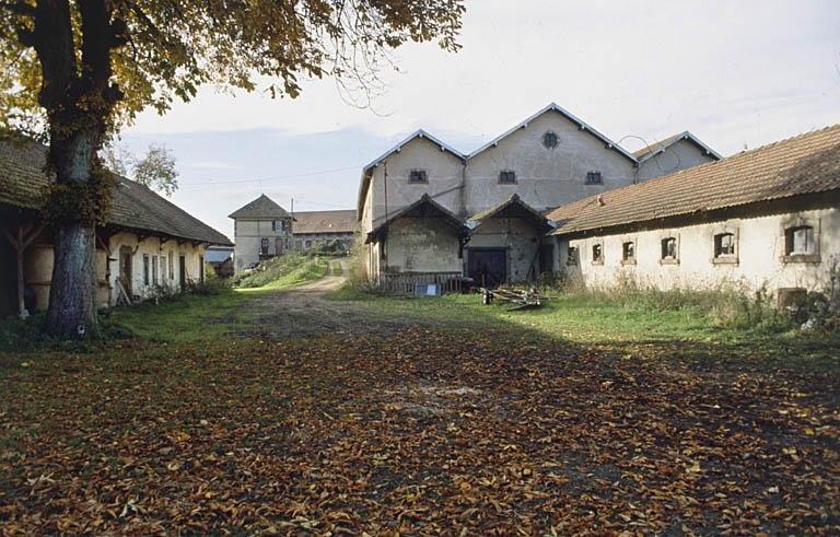 De gauche à droite : logement, fenil et étable. © Yves Sancey / Région Bourgogne-Franche-Comté, Inventaire du patrimoine - 2000
