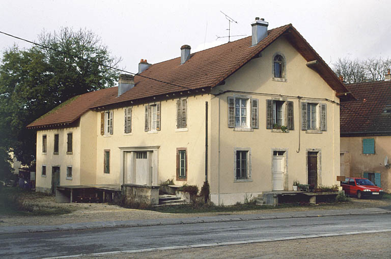 Logement à l'ouest. © Yves Sancey / Région Bourgogne-Franche-Comté, Inventaire du patrimoine - 2000 Logement à l'ouest. © Yves Sancey / Région Bourgogne-Franche-Comté, Inventaire du patrimoine - 2000