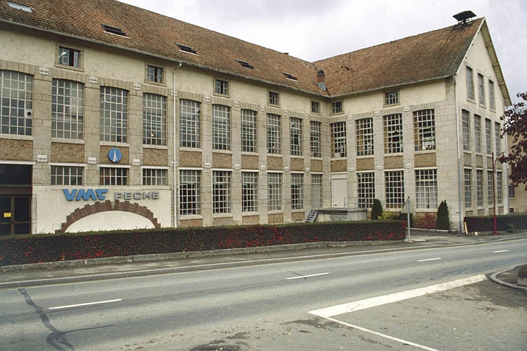 Façade antérieure vue de trois quarts gauche. © Yves Sancey / Région Bourgogne-Franche-Comté, Inventaire du patrimoine - 2000 Façade antérieure vue de trois quarts gauche. © Yves Sancey / Région Bourgogne-Franche-Comté, Inventaire du patrimoine - 2000