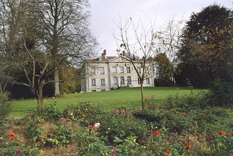 Vue d'ensemble depuis l'ouest. © Yves Sancey / Région Bourgogne-Franche-Comté, Inventaire du patrimoine - 2000