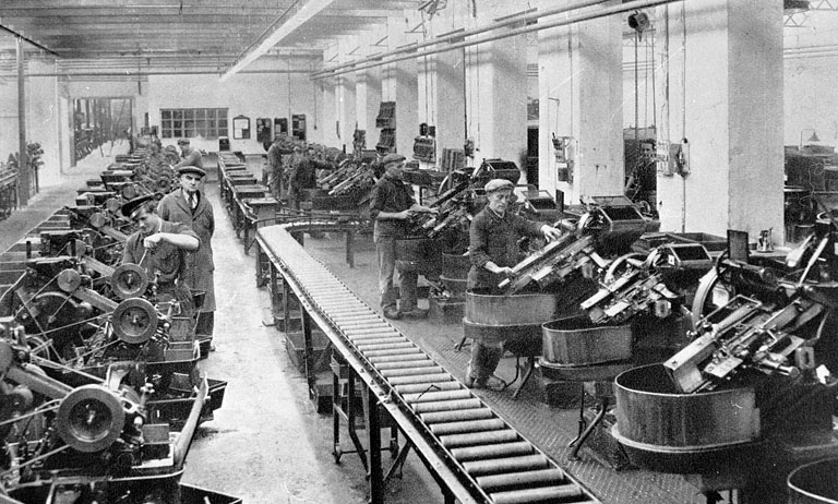 Batterie de machines automatiques à fileter et à fendre les têtes. © Yves  Sancey (reproduction) / Région Bourgogne-Franche-Comté, Inventaire du patrimoine - 2000