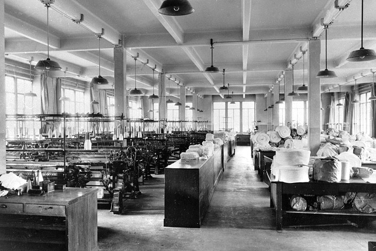 Vue intérieure d'un atelier de tricotage. © Yves  Sancey (reproduction) / Région Bourgogne-Franche-Comté, Inventaire du patrimoine - 2000