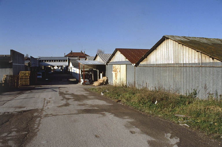 Ateliers de fabrication et entrepôts industriels depuis l'est. © Yves Sancey / Région Bourgogne-Franche-Comté, Inventaire du patrimoine - 2000