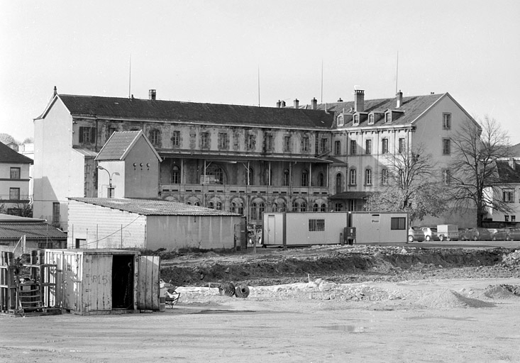 Vue de trois quarts arrière de l'ancien couvent de dominicaines. © Yves Sancey / Région Bourgogne-Franche-Comté, Inventaire du patrimoine - 2000