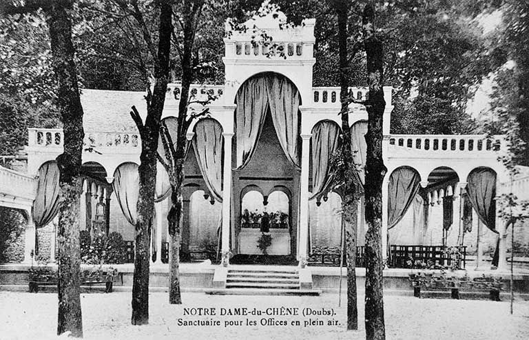 Notre-Dame-du-Chêne (Doubs). Sanctuaire pour les Offices en plein air, 2e quart 20e siècle. © Jérôme  Mongreville (reproduction) / Région Bourgogne-Franche-Comté, Inventaire du patrimoine - 2001