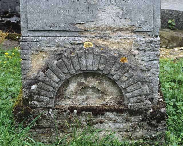 Détail du socle : face antérieure. L'arcade représente l'entrée du tunnel fluvial de Thoraise (Doubs). © Yves Sancey / Région Bourgogne-Franche-Comté, Inventaire du patrimoine - 2001