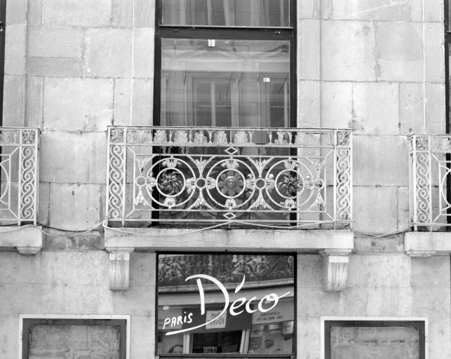 Façade sur rue, détail du balcon de la partie droite. © Yves Sancey / Région Bourgogne-Franche-Comté, Inventaire du patrimoine - 2001