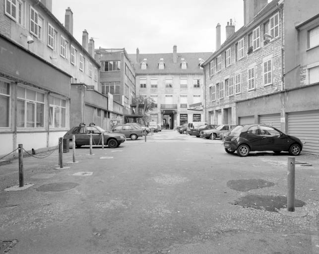 Vue d'ensemble de la deuxième cour. © Yves Sancey / Région Bourgogne-Franche-Comté, Inventaire du patrimoine - 2001