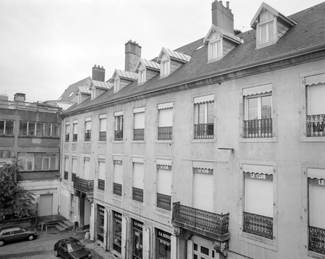 Façade postérieure du corps de logis sur cour, de trois quarts gauche. © Yves Sancey / Région Bourgogne-Franche-Comté, Inventaire du patrimoine - 2001