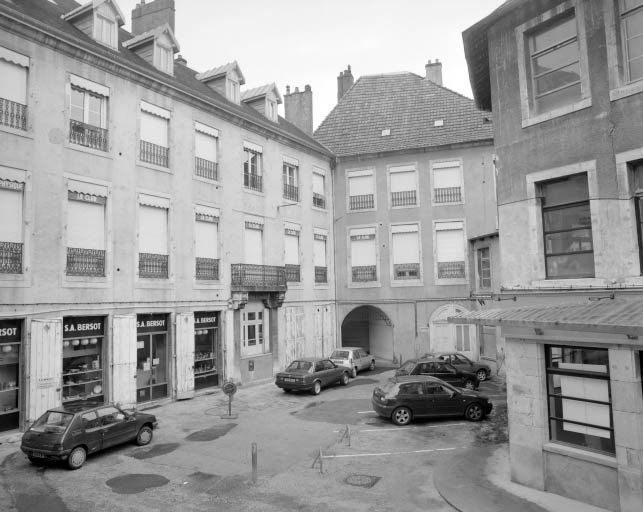 Façade postérieure du corps de logis sur cour, de trois quarts droit. © Yves Sancey / Région Bourgogne-Franche-Comté, Inventaire du patrimoine - 2001