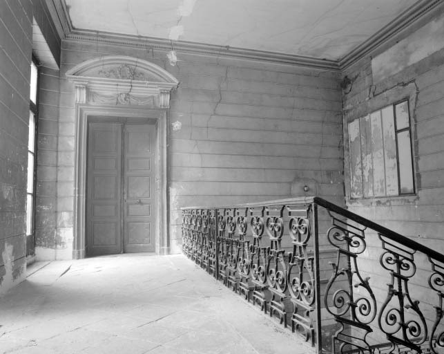 Intérieur : escalier d'honneur, vue d'ensemble du palier. © Yves Sancey / Région Bourgogne-Franche-Comté, Inventaire du patrimoine - 2001