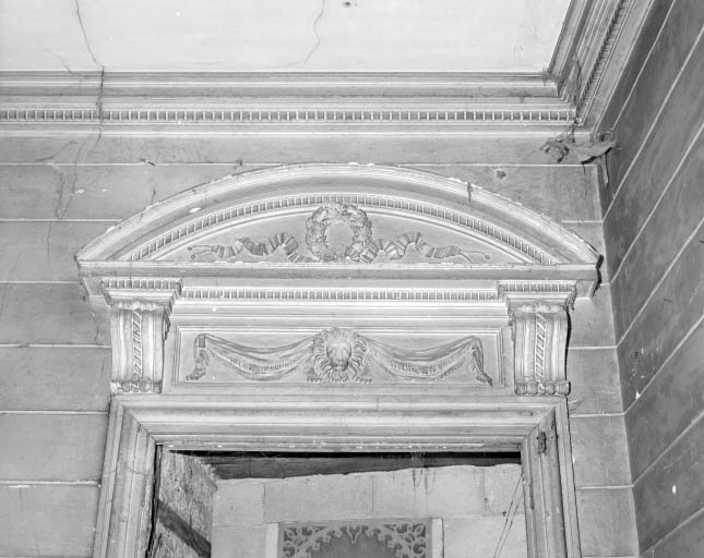 Intérieur : escalier d'honneur, porte gauche sur le palier, détail du fronton. © Yves Sancey / Région Bourgogne-Franche-Comté, Inventaire du patrimoine - 2001
