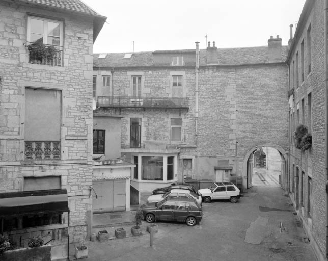 Vue de la cour antérieure depuis le logis sur cour, de trois-quart gauche. © Yves Sancey / Région Bourgogne-Franche-Comté, Inventaire du patrimoine - 2001