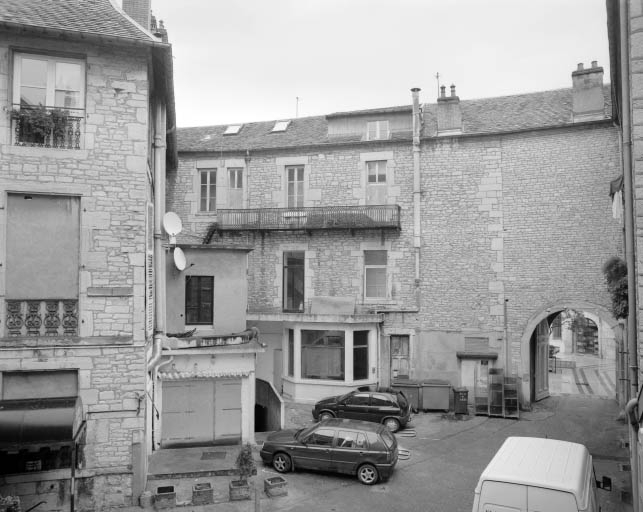Vue du corps d'entrée depuis le logis sur cour. © Yves Sancey / Région Bourgogne-Franche-Comté, Inventaire du patrimoine - 2001