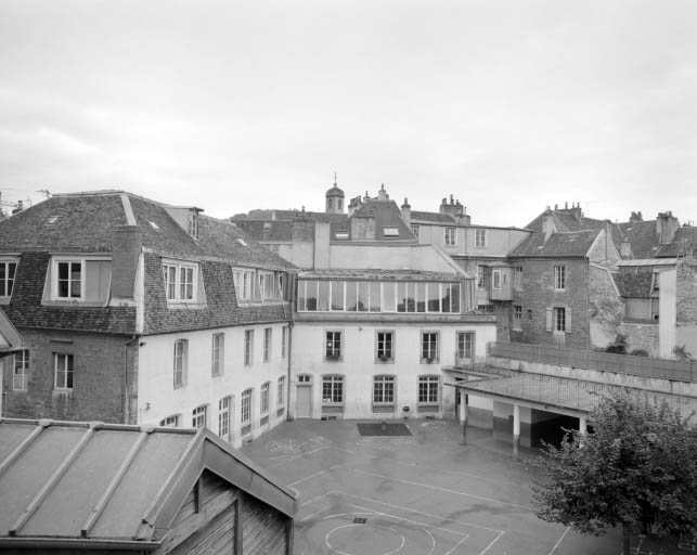 Vue d'ensemble de la deuxième cour. © Yves Sancey / Région Bourgogne-Franche-Comté, Inventaire du patrimoine - 2001