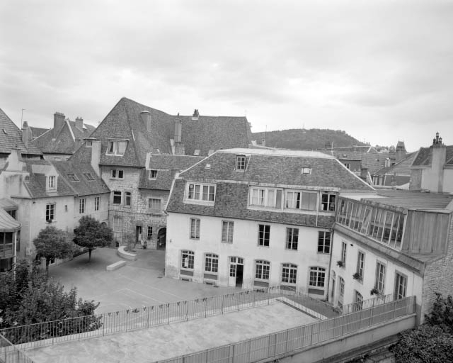 Vue d'ensemble des bâtiments situés dans la deuxième cour. © Yves Sancey / Région Bourgogne-Franche-Comté, Inventaire du patrimoine - 2001