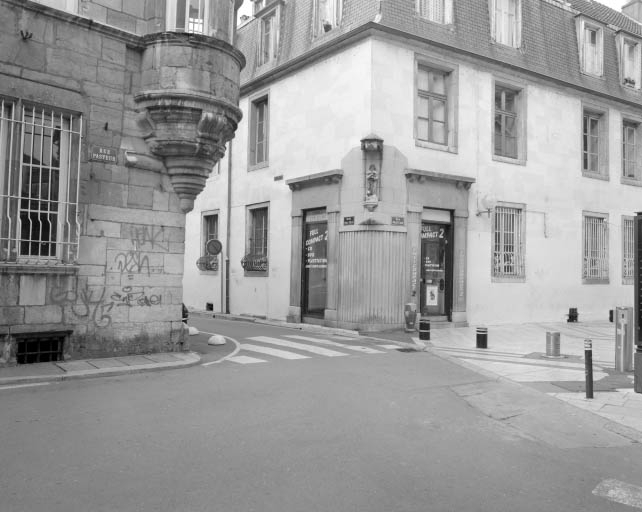 Vue rapprochée de l'angle gauche de l'édifice, entre rue Pasteur et rue Emile Zola. © Yves Sancey / Région Bourgogne-Franche-Comté, Inventaire du patrimoine - 2001