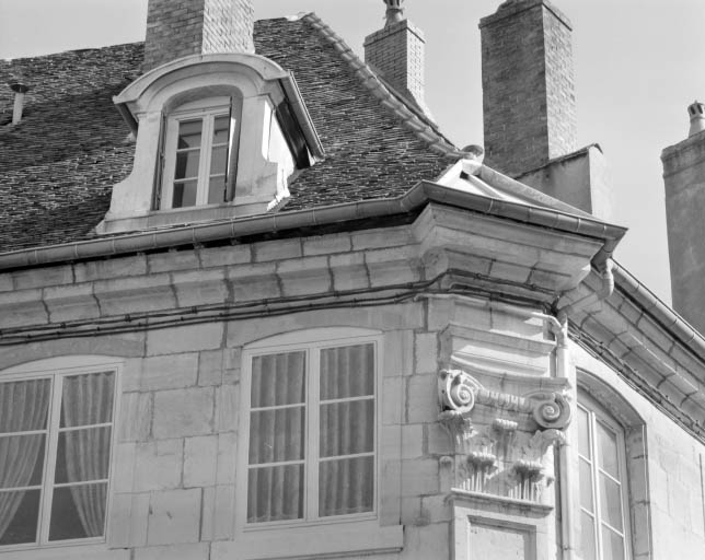 Détail du chapiteau du pilastre d'angle. © Yves Sancey / Région Bourgogne-Franche-Comté, Inventaire du patrimoine - 2001